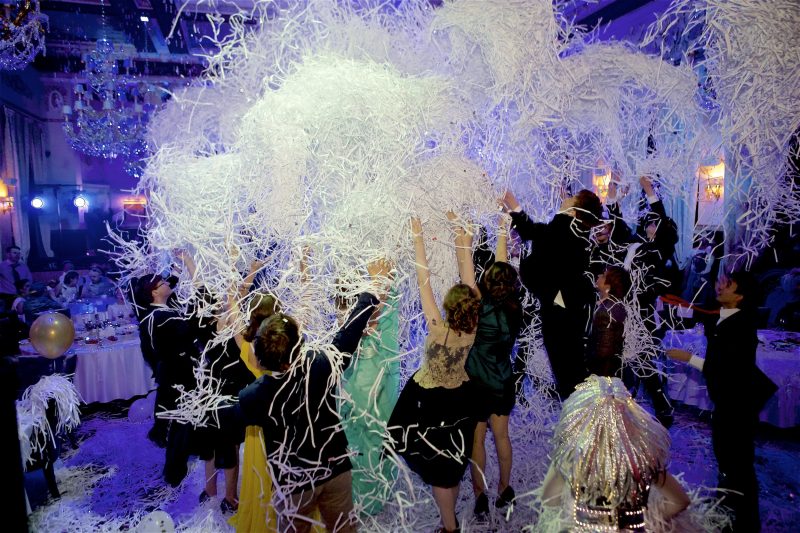 бумажное шоу на выпускной